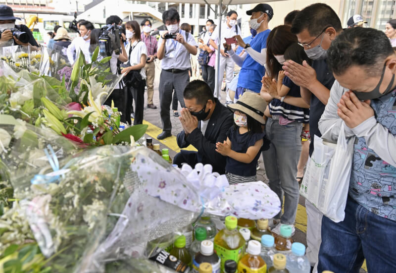 日本民眾9日在奈良獻花給安倍晉三，表達敬意與思念。（共同社）