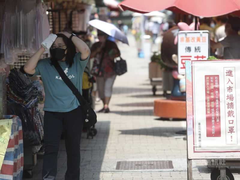 國內9日新增2萬8028例COVID-19本土病例。圖為民眾在台北四平商圈採買，現場設有告示牌，提醒民眾配戴口罩防疫。（中央社檔案照片）