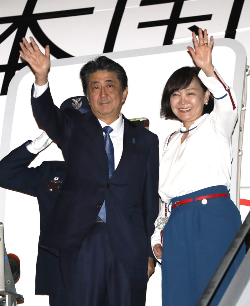 安倍晉三（左）和妻子安倍昭惠（右）感情好。圖為2019年8月安倍晉三結束G7峰會行程，與安倍昭惠自法國離開。（共同社）
