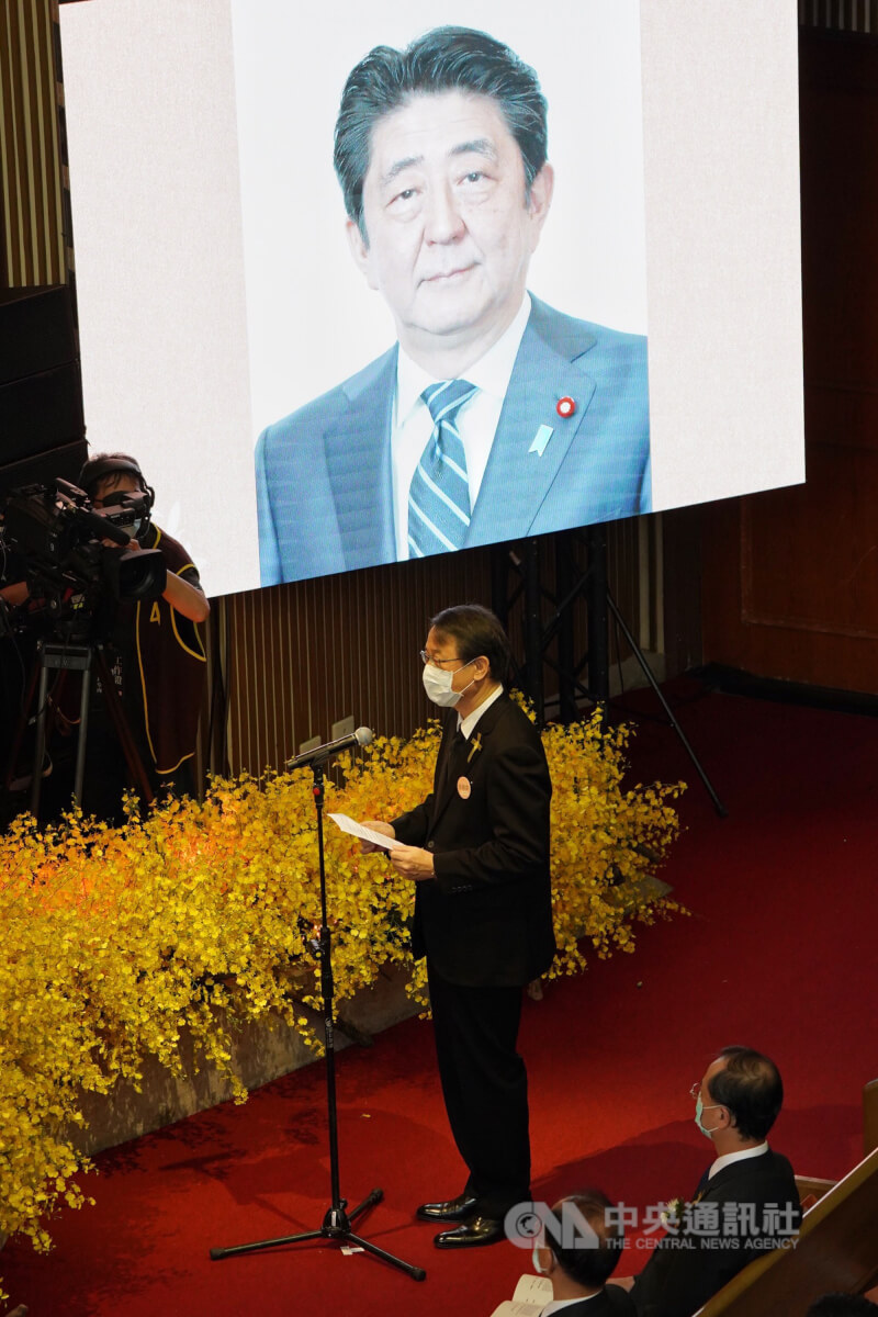 2020年9月19日，前總統李登輝追思告別禮拜在淡水真理大學大禮拜堂舉行，日本台灣交流協會台北事務所代表泉裕泰（圖）宣讀日本前首相安倍晉三悼詞。安倍晉三在悼詞說，李登輝對台灣的堅定情感與強烈使命感以及對日本期待與溫馨話語，至今仍深深刻畫在他內心，「今後也請化為千縷微風，溫柔守護日本與台灣。」（中央社檔案照片）