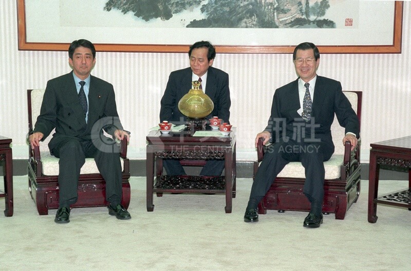 1997年9月22日，行政院長蕭萬長（右）在行政院接見日本自民黨青年局長安倍晉三（左）等。（中央社檔案照片）