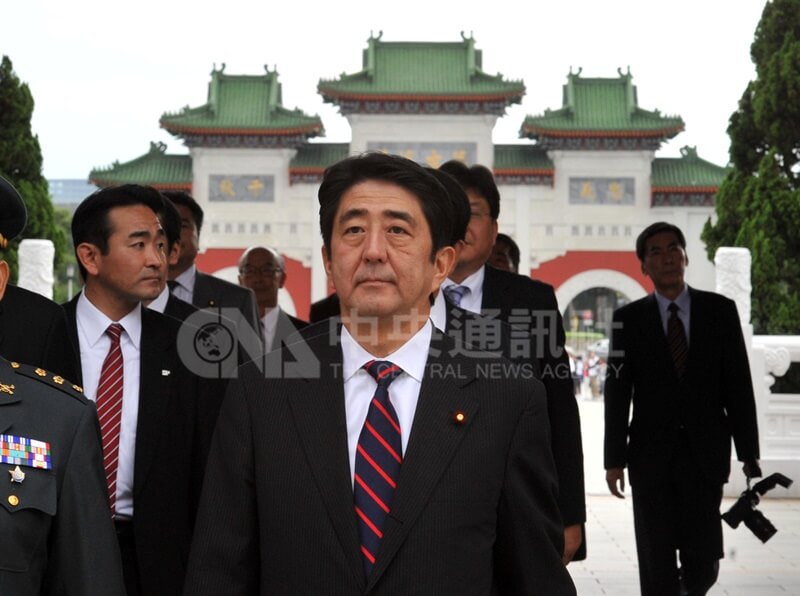 2010年10月31日，日本前首相安倍晉三（前）到台北忠烈祠向烈士致敬。（中央社檔案照片）