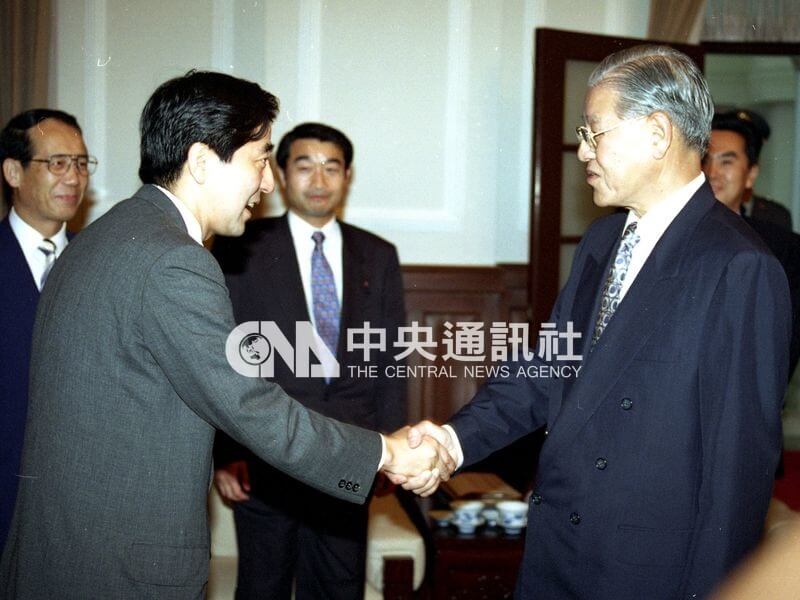 1995年6月，時任總統李登輝（前右）在總統府接見日本眾議員安倍晉三（前左）等人。（中央社檔案照片）