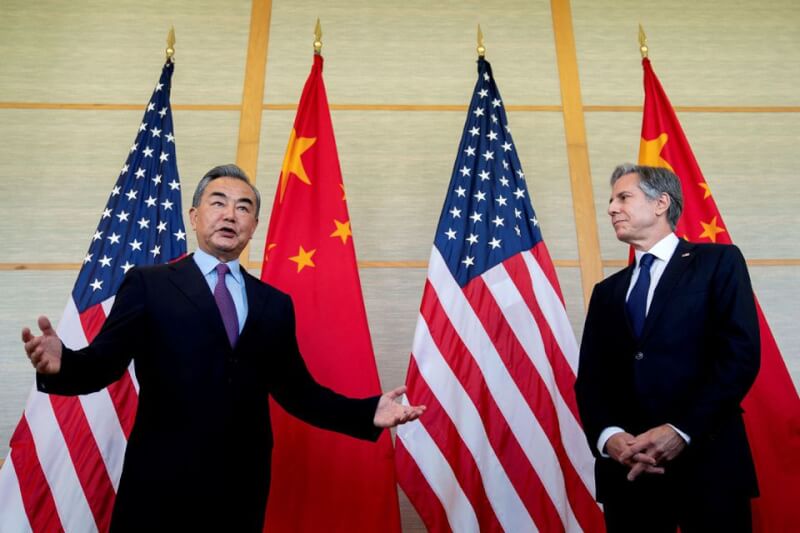 美國國務卿布林肯（右起）與中國外長王毅30日通電話，就烏克蘭等問題交換看法。圖為7月G20部長級峰會後布林肯與王毅會談。（Stefani Reynolds/Pool via 路透社）