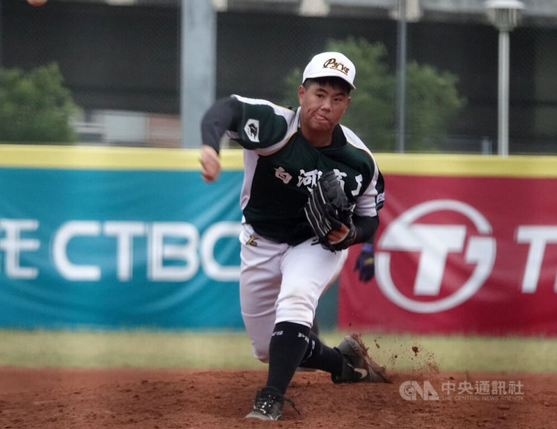中華職棒年度新人選拔會將於11日在台中舉行,有「白河平良海馬」封號的尹柏淮,高二重回投手球速進步幅度大,110年飆出生涯最快球速153公里,被球探評價有成為後援投手的條件。圖為尹柏淮110年11月23日黑豹旗出賽畫面。中央社記者謝靜雯攝 111年7月9日