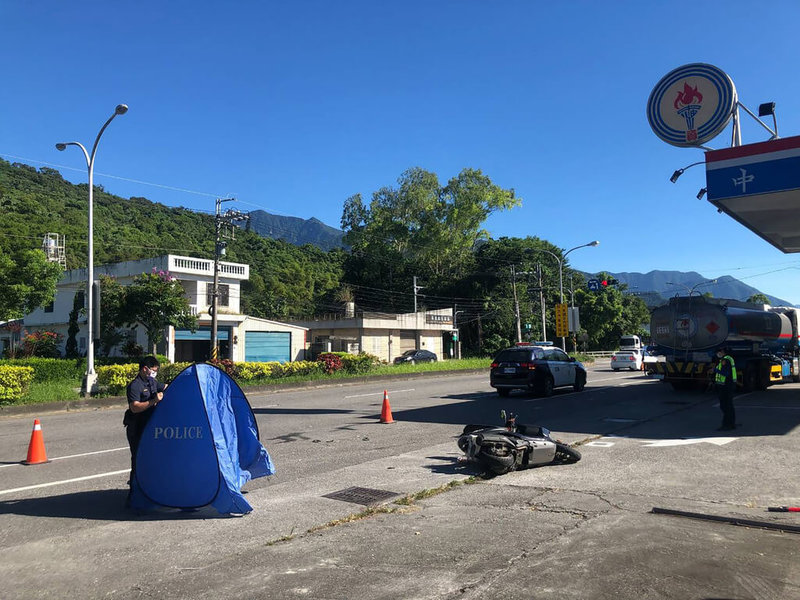 花蓮縣壽豐鄉台9線201.5公里處10日上午發生一起死亡車禍,一輛油罐車與同向的機車擦撞,女騎士倒地後頭部遭油罐車輾壓,當場身亡。(民眾提供)中央社記者李先鳳傳真 111年7月10日