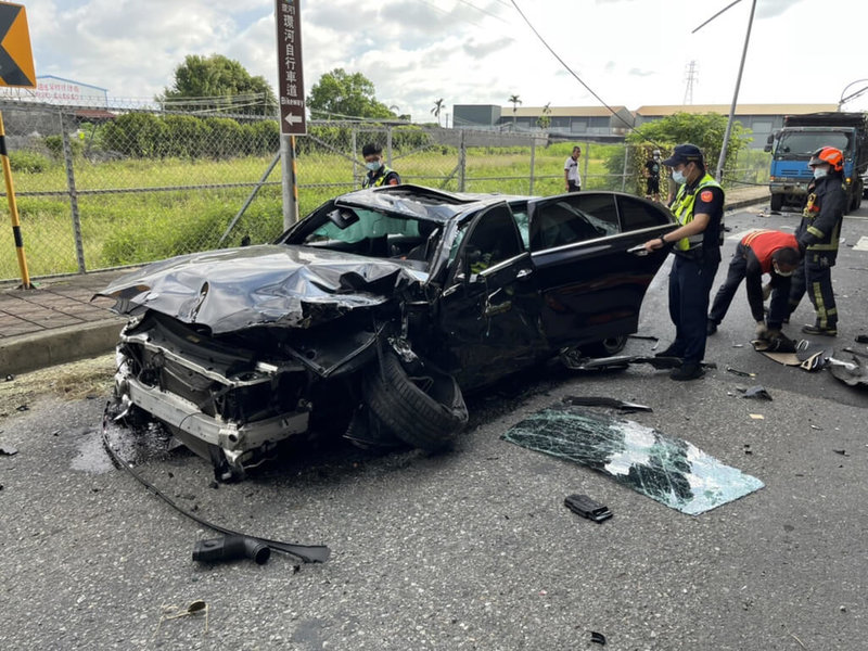 周姓男子日前駕駛跑車要下國道4號豐原交流道匝道時,車子突然失控撞破護欄,翻落14公尺深的平面道路上,駕駛彈飛車外,車頭、車頂全毀。(民眾提供)中央社記者趙麗妍傳真 111年7月10日