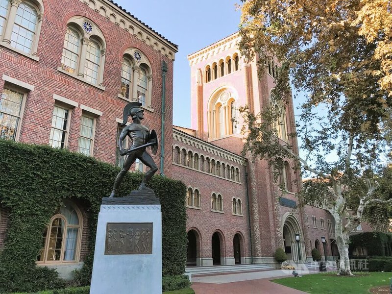 美國洛杉磯的南加州大學（USC）校園內知名的特洛伊戰士雕像，南加大校隊、學生、校友之間經常以特洛伊人（Trojan）自稱。中央社記者林宏翰洛杉磯攝 111年7月10日
