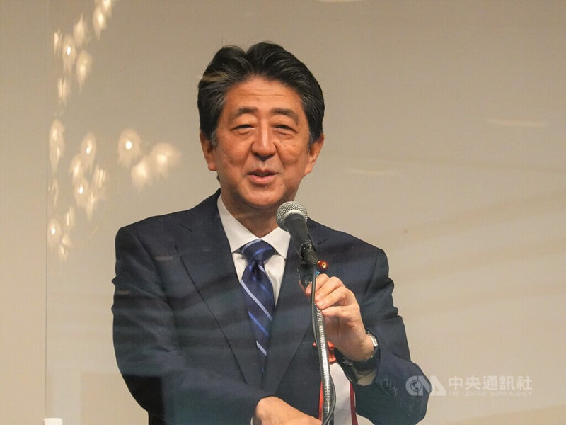 日本前首相安倍晉三樂於提攜後進，圖為6月9日晚上他參加眾議員山口晉勉勵會的情況。山口晉是旅日台僑團體「全日本台灣連合會」會長趙中正的女婿。中央社記者楊明珠東京攝 111年7月10日