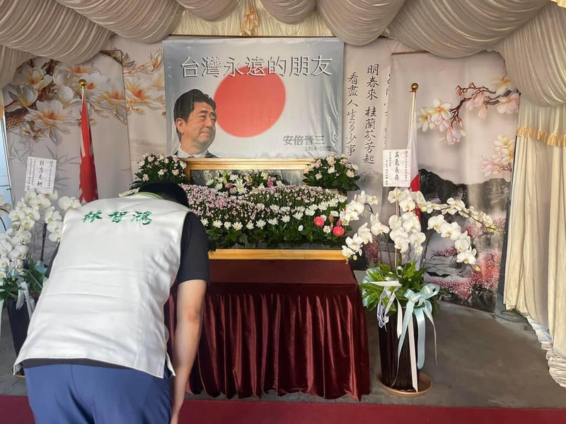 日本前首相安倍晉三遇刺身亡,震驚各界,高雄紅毛港保安堂設立安倍晉三追思會場,民進黨高雄市議員林智鴻前往致敬悼念。(高雄市議員林智鴻提供)中央社記者曾以寧傳真 111年7月10日