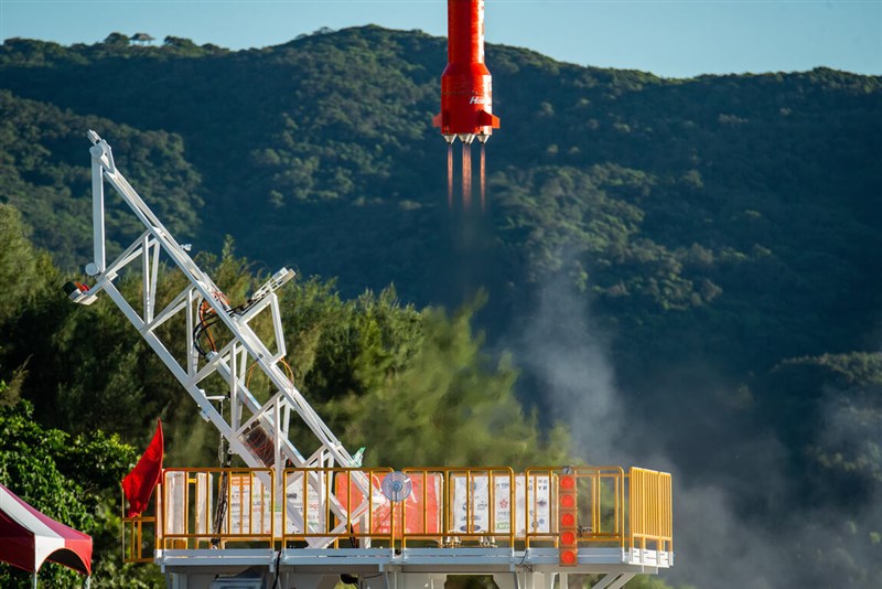 類衛星載具火箭HTTP-3A第二節火箭10日在屏東旭海順利發射,火箭脫離固定器,清晨6時12分垂直起飛,完成短期科研探空火箭發射場域啟用後的首場發射任務。(國家太空中心提供)中央社記者曾以寧傳真 111年7月10日