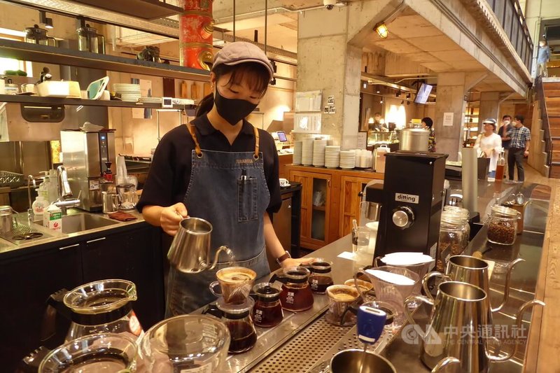 韓國的咖啡文化中心在江陵，江原道江陵的咖啡館密度在韓國數一數二，大街上走個三步五步就有一家，旅客到江陵除了泡咖啡店、聞咖啡香、看咖啡師手藝，也能學習相關咖啡知識。中央社記者余曉涵攝  111年7月10日