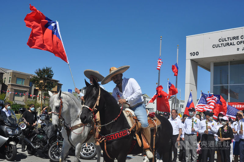 金山灣區華人運動大會美西時間9日舉辦聖火點燃儀式，以駿馬騎士舉國旗，帶領各僑團組成的遊行隊伍，象徵手牽手、心連心和承先啟後。中央社記者周世惠舊金山攝 111年7月10日