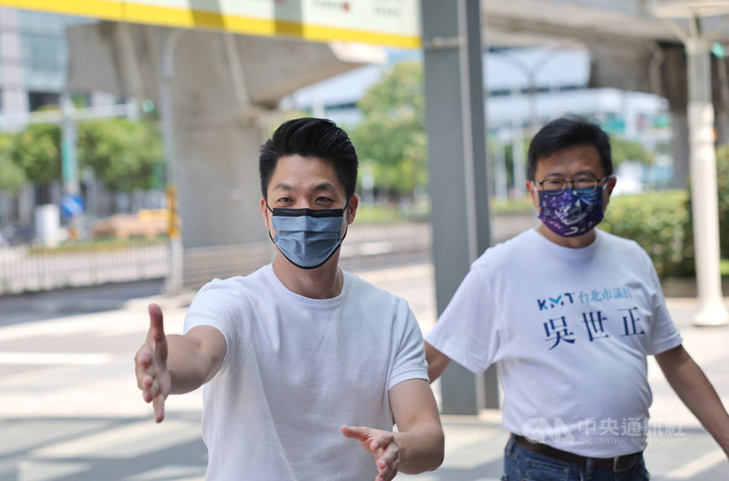 國民黨台北市長參選人蔣萬安（左）10日前往南港展覽館參觀台北寵物用品展，他表示，毛小孩就是家人，台北市有3個面向可以持續加強，包含擴大推廣寵物保險、流浪動物之家納入生命教育概念，及參考日本作法規劃寵物專車。圖為蔣萬安主動伸手與民眾握手。中央社記者王飛華攝　111年7月10日