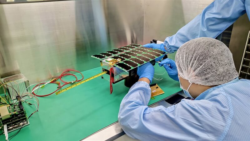 中央大學太空系投入約30多名學生進行研發製作飛鼠衛星,可以偵測電離層的電漿特性,研究如何干擾衛星與地面無線電通訊。(中央大學團隊提供)