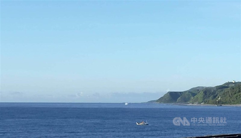 全台首支混合式類衛星載具火箭HTTP-3A第二節火箭今天上午6時12分在屏東旭海順利發射,約飛行2分鐘左右後落海(水花處)。中央社記者曾以寧攝 111年7月10日