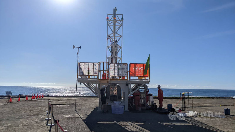 類衛星載具火箭HTTP-3A第二節火箭10日在屏東旭海順利發射,飛行約2分鐘,隨後陽明交通大學前瞻火箭研究中心(ARRC)團隊人員進行發射塔整理作業。中央社記者曾以寧攝 111年7月10日