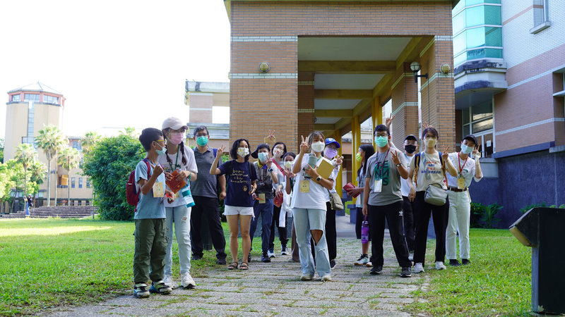 東華大學社會參與中心與中華民國威廉斯氏症協會、荷光性諮商專業訓練中心合作舉辦營隊，讓學生藉此有機會自主學習，發揮大學社會責任影響力；受照顧者也有不同體驗。（東華大學提供）中央社記者李先鳳傳真  111年7月10日