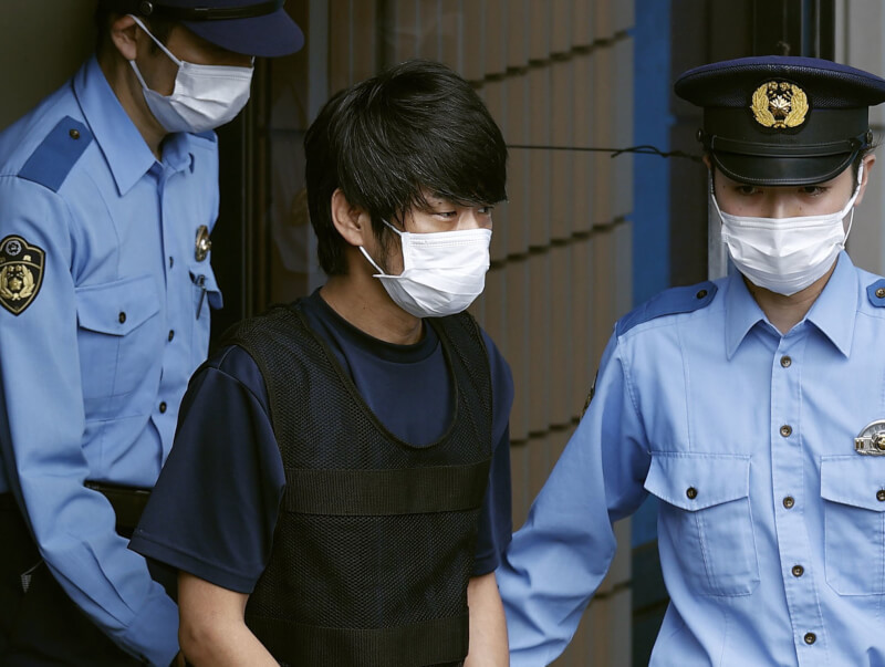 日本奈良檢方根據精神鑑定結果，認為涉嫌槍殺前首相安倍晉三的42歲犯嫌山上徹也（中）具刑事責任能力。（共同社）