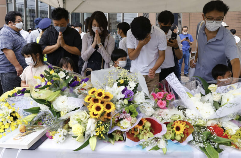 日本前首相安倍晉三8日在奈良街頭演說時遭槍殺身亡，10日上午到事發現場附近獻花哀悼的民眾絡繹不絕。（共同社）