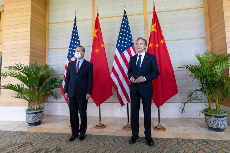 美國國務卿布林肯（右）利用20國集團在印尼峇里島舉行的外長會議，與中國外交部長王毅進行雙邊會談。（圖取自美國國務院flickr，版權屬公眾領域）