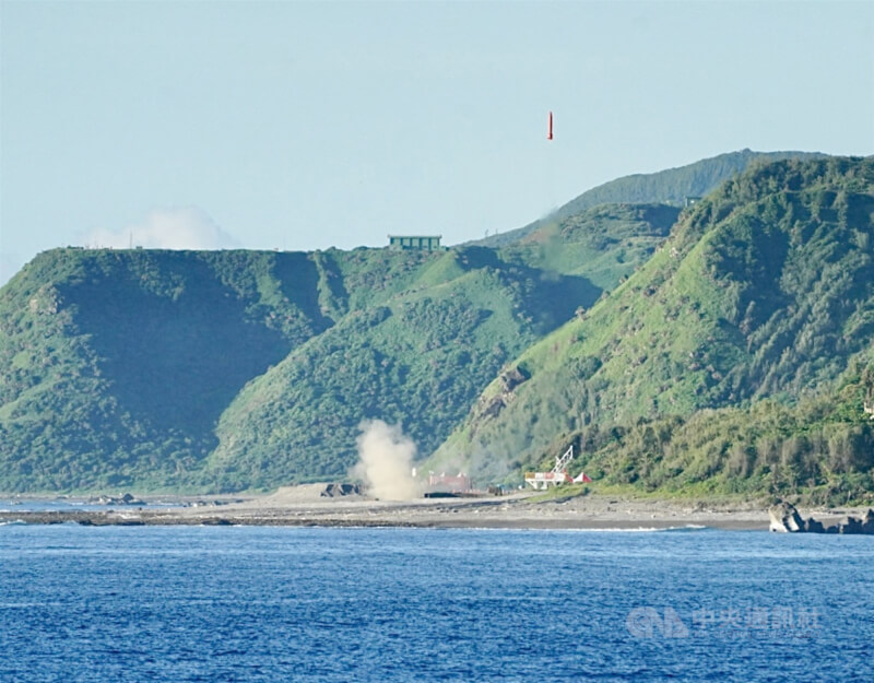 全台首支混合式類衛星載具火箭HTTP-3A第二節火箭10日上午6時12分在屏東旭海順利發射,完成短期科研火箭發射場域啟用後的首場發射任務。中央社記者董俊志攝 111年7月10日