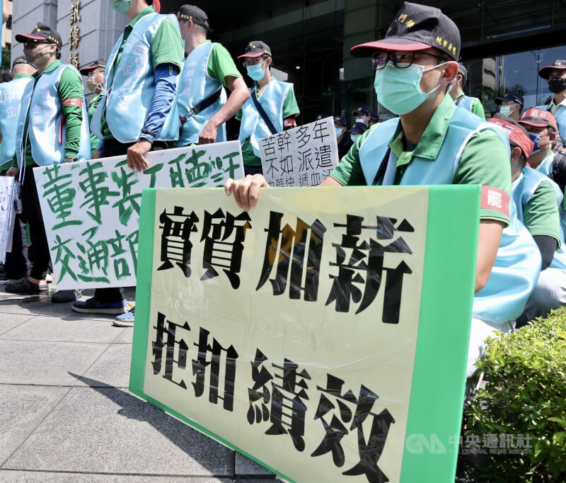 圖為中華快遞工會去年7月到交通部前抗議。（中央社檔案照片）