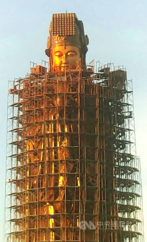 澎湖媽祖文化園區內的媽祖雕像主體完成,48公尺高鷹架9日開始進行拆除,澎湖縣政府計畫在10月間舉行盛大揭幕。中央社 111年7月10日
