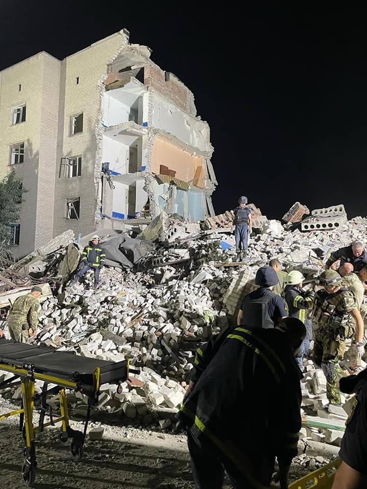 俄羅斯軍隊9日砲擊烏克蘭東部頓內茨克州毀損兩棟住宅大樓，已知包含1名9歲男童在內約有30多人受困瓦礫堆下。（圖取自facebook.com/MNS.GOV.UA）