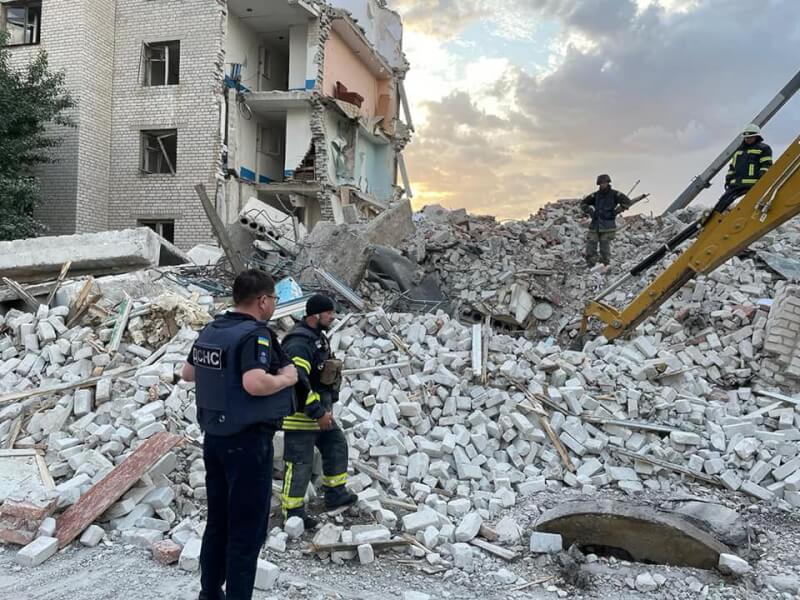 烏克蘭頓內茨克州一棟公寓9日遭俄軍火箭攻擊倒塌，救援人員還在挖掘瓦礫堆，希望救出受困的20多人。（圖取自facebook.com/MNS.GOV.UA）