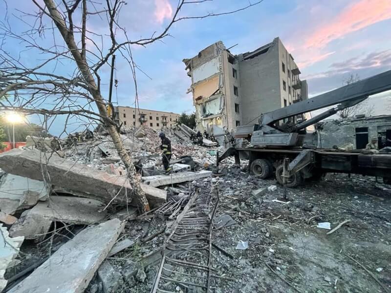 烏克蘭東部小鎮查西夫雅爾一處公寓社區9日遭到俄軍火箭攻擊，已知15人死亡，緊急救援部門表示，瓦礫堆下可能還有24人。（圖取自facebook.com/MNS.GOV.UA）