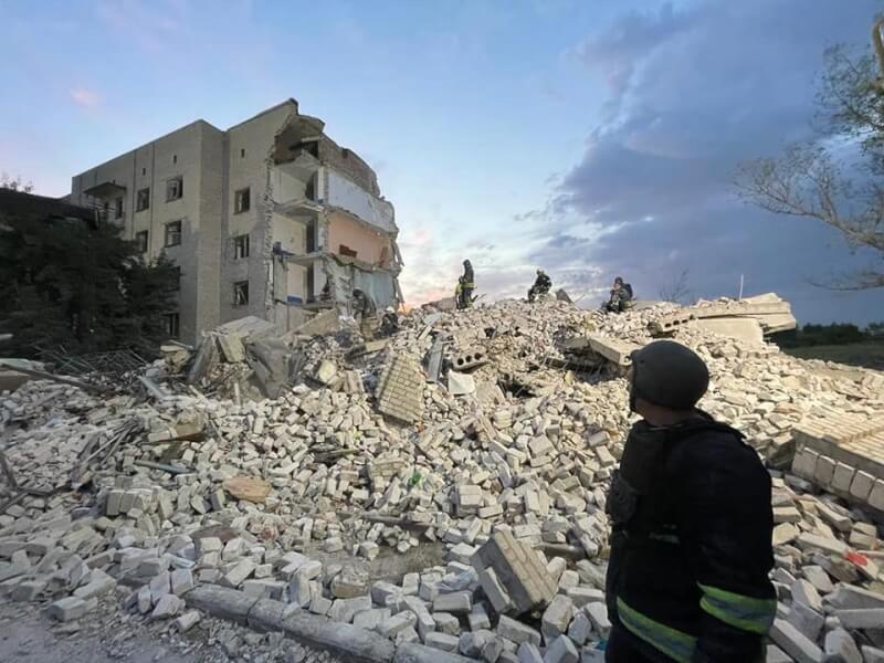 烏克蘭頓內茨克州一處5層樓高的公寓社區10日遭到俄軍攻擊後倒塌，已知6死5傷，瓦礫堆下恐有30多人受困，警消持續救援。（圖取自facebook.com/MNS.GOV.UA）