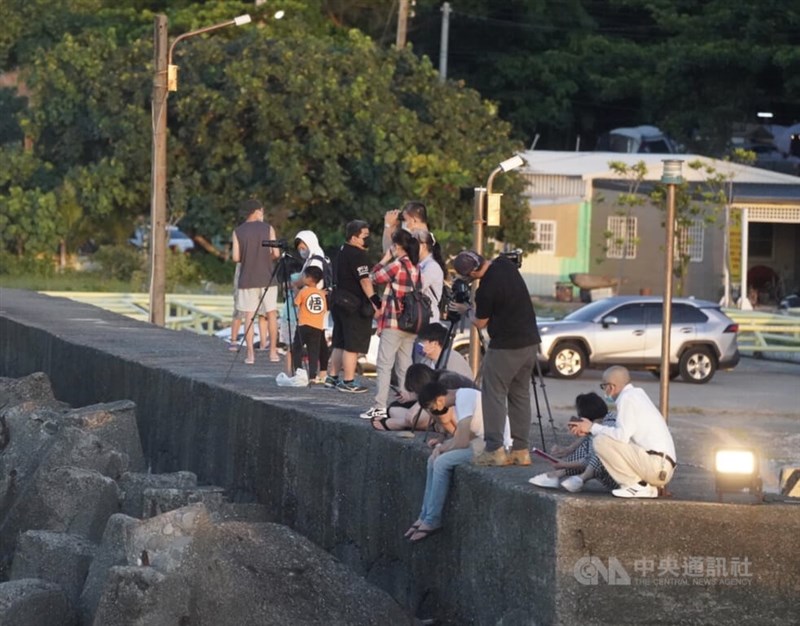 全台首支混合式類衛星載具火箭HTTP-3A第二節火箭10日上午6時12分在屏東旭海順利發射,現場湧入不少太空迷爭睹。中央社記者董俊志攝 111年7月10日