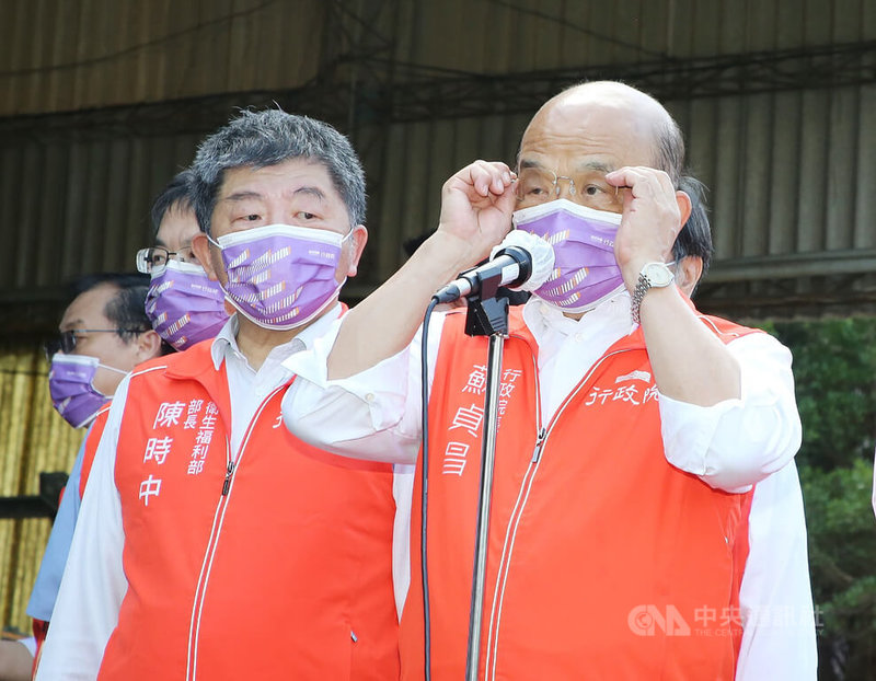 桃園市長參選人林智堅遭質疑論文涉嫌抄襲。行政院長蘇貞昌（右）10日視察「中央興辦文山景美社會住宅預定地」時受訪表示，一定尊重學術倫理；當年他就是被抹黑的受害者，相信經過幾十年，選民會向上提升，不願意看到抹黑手段。前左為衛福部長陳時中。中央社記者郭日曉攝　111年7月10日