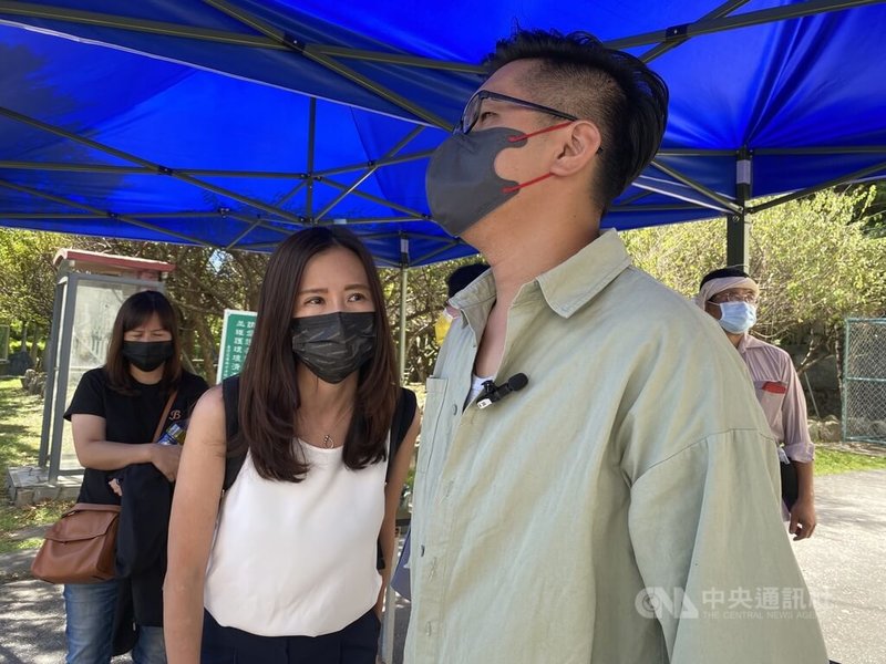 0402太魯閣列車事故造成重大傷亡案,包括主嫌李義祥、被告台鐵工程人員潘堂益等相關案件仍在審理,台灣花蓮地方法院11日起一連3天開庭審理,罹難者家屬直言過失致死的罪不重,但49條性命如何償還,批台鐵仍無悔意。中央社記者李先鳳攝 111年7月11日