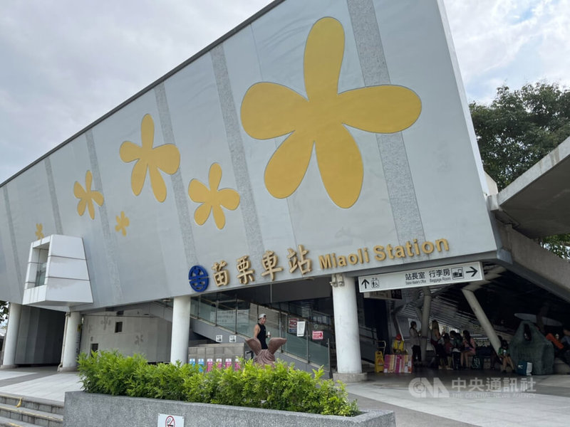 台鐵苗栗車站跨站式站房於民國102年10月啟用,聯通東、西站的主體建築雖採自然採光、通風設計,並獲綠建築鑽石級標章,但「冬冷夏熱」特性,導致站方每到夏季屢遭旅客投訴悶熱。中央社記者管瑞平攝 111年7月11日
