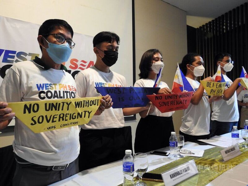 菲中南海爭議裁決12日將滿6周年。菲律賓青年團體組成的「西菲律賓海聯盟」11日手持標語「沒有主權談何團結」，呼籲新總統小馬可仕捍衛菲律賓南海主權。中央社記者陳妍君馬尼拉攝 111年7月11日