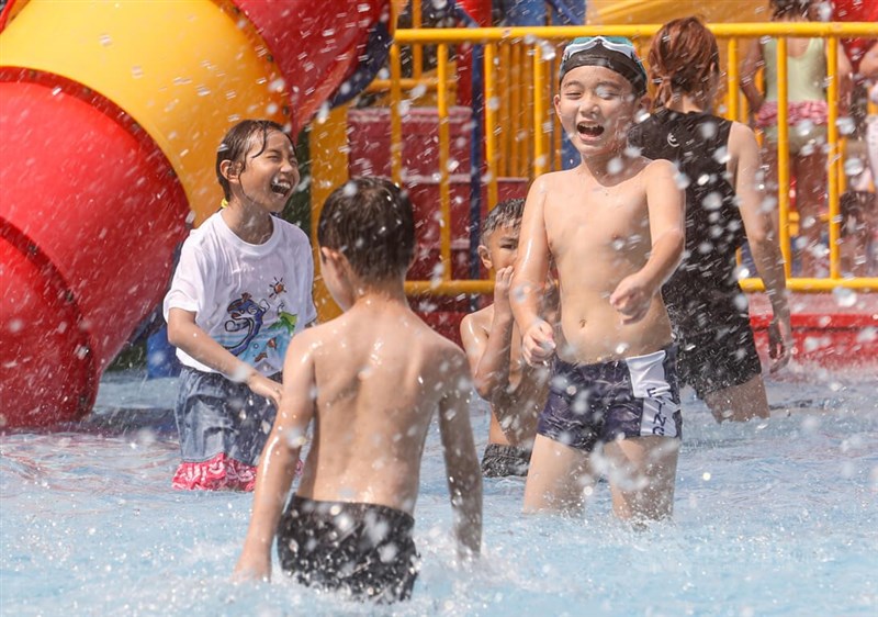韓國國會未來研究院報告稱，台灣人變得愈來愈快樂的轉捩點在政黨輪替。圖為8日午後台北市自來水園區內小朋友開心玩水消暑。（中央社檔案照片）