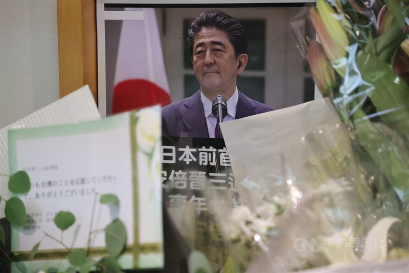 日本前首相安倍晉三遇刺身亡，消息震驚全球。日本台灣交流協會11日中午起開放民眾悼念。中央社記者謝佳璋攝 111年7月11日