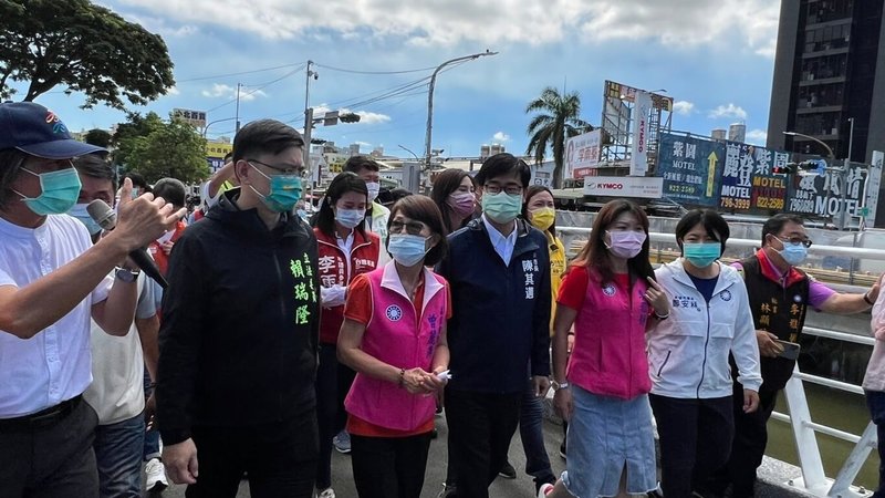 高雄市長陳其邁(前排右4)11日上午視察媽祖港橋改建工程,民進黨籍立委賴瑞隆(前左2)與多名議員前往關心。(高雄市政府提供)中央社記者曾以寧傳真 111年7月11日