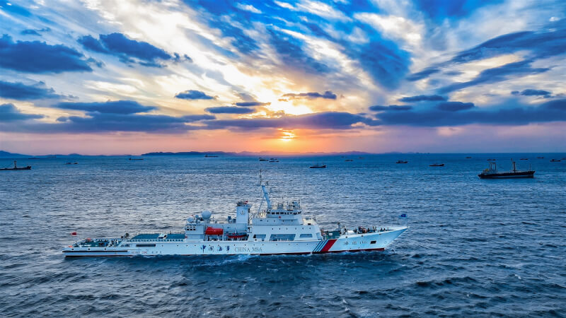 中國官媒報導，中國官方11日將排水量達6600噸的大型海事巡航救助船「海巡06」正式列編福建海事局，並部署在平潭島。（中新社）