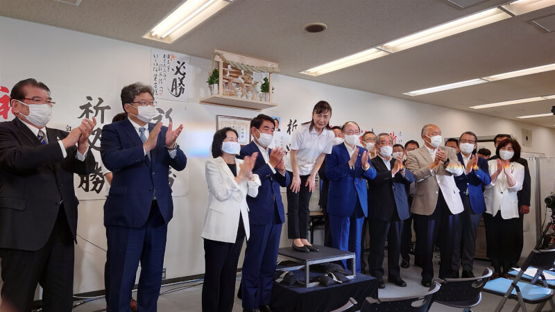 日本第26屆參議院選舉10日順利落幕。在34搶6的激戰選區，前「小貓俱樂部」成員生稻晃子（左5）首度當選。（圖取自twitter.com/ikuinaakiko1917）