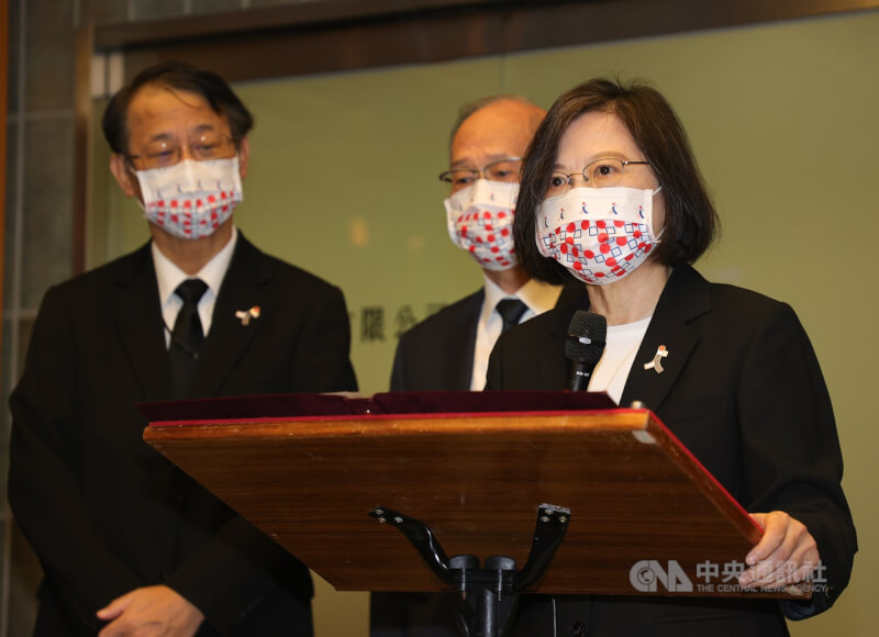 日本前首相安倍晉三遇刺身亡,消息震驚全球。總統蔡英文(前右)11日前往日本台灣交流協會悼念,感念安倍對台日關係的貢獻。圖前左為日本台灣交流協會駐台代表泉裕泰。中央社記者謝佳璋攝 111年7月11日