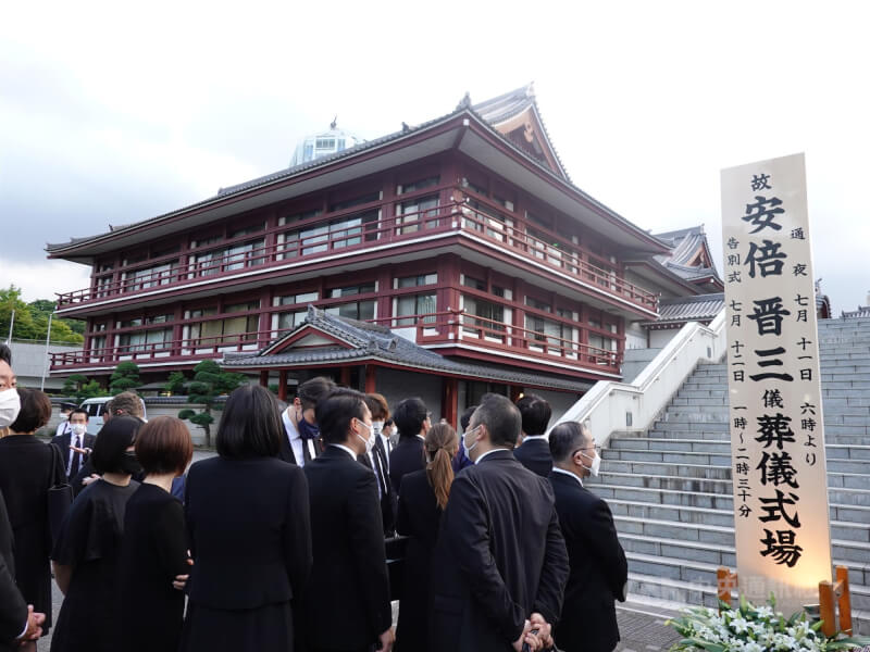 前日本首相安倍晉三8日驟逝，日本各界人士11日傍晚至增上寺的祭壇前捻香致哀。中央社記者楊明珠東京攝 111年7月11日