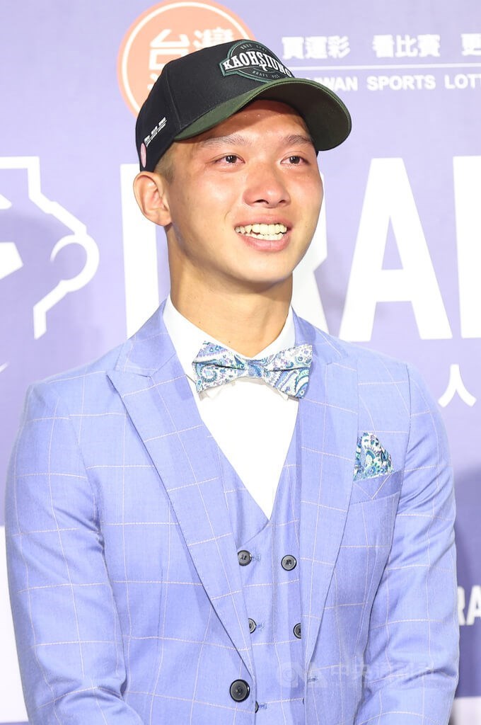 中華職棒選秀會11日登場,平鎮高中游擊手曾子祐成為台鋼雄鷹首任狀元,接受電子媒體聯訪時,談及家人對他受傷時期的照顧,讓曾子祐一度哽咽落淚,感謝家人一路以來的支持。中央社記者張新偉攝 111年7月11日