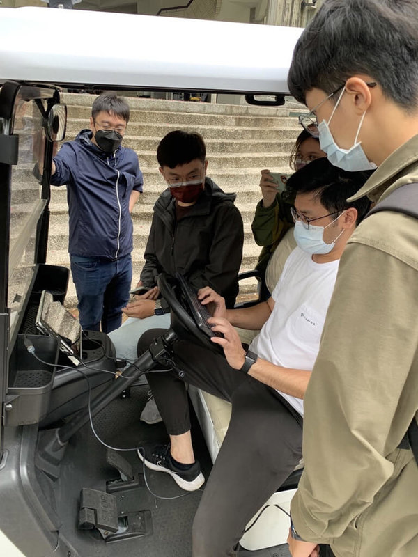 高雄科技大學攜手微軟Azure雲端平台，11日發表亞洲首輛Azure AI服務驅動的自駕車，加速自駕車解決方案多元應用。（微軟提供）中央社記者吳家豪傳真 111年7月11日