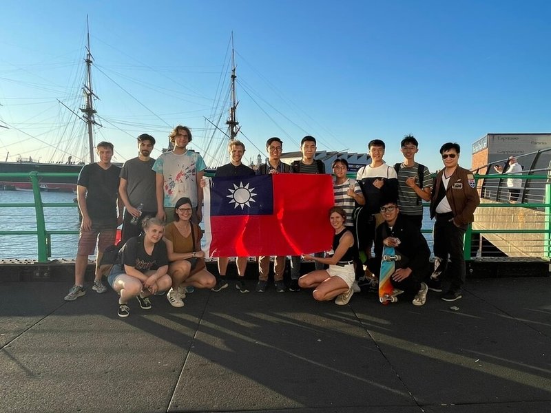 成功大學打造的台灣第一艘人力潛艇「虱目魚號」參加歐洲國際潛艇大賽，大會臉書粉專也貼出成大團隊和他國參賽學生拿著中華民國國旗的合照，加油打氣。（成功大學提供）中央社記者張榮祥台南傳真 111年7月12日