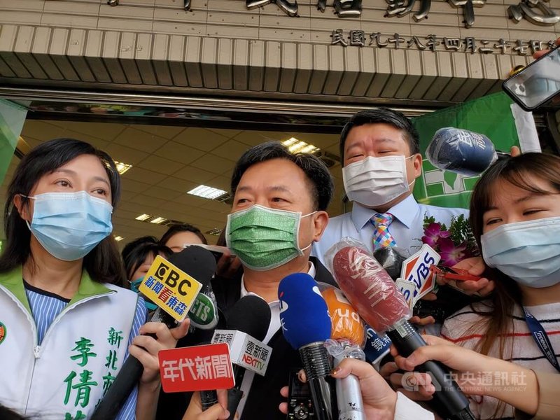 民進黨祕書長林錫耀（右3）12日受訪表示，從新北市長侯友宜的反應及批評，證明民進黨提名前交通部長林佳龍參選新北是正確決定。中央社記者王鴻國攝  111年7月12日