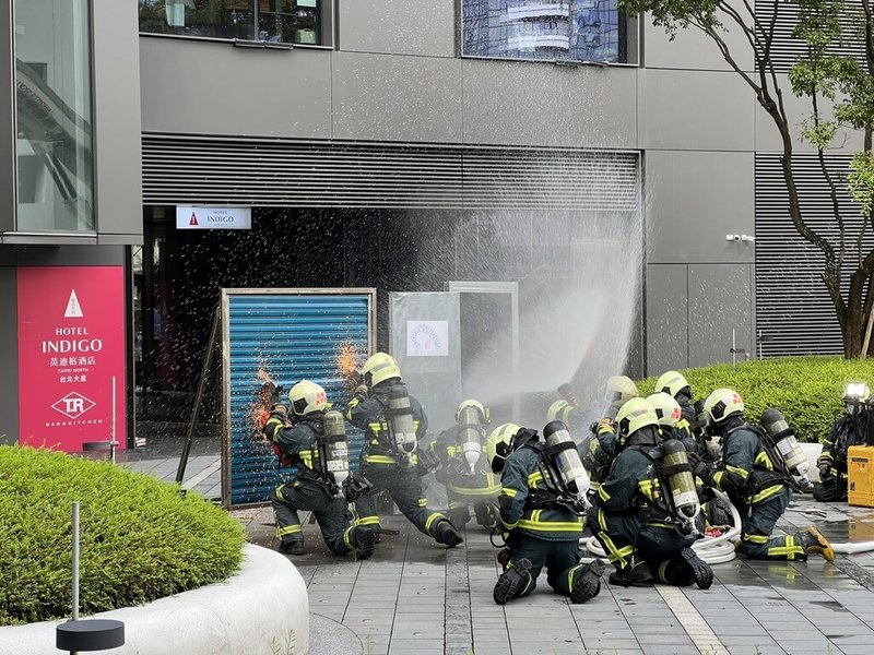 台北市政府12日舉辦「台北市111年災害防救演習」,消防局透過新聞稿表示,分別以「旱災」及「輻射災害」為主軸,模擬旱災期間發生不同種類災害,考驗北市府防救災團隊的應變處理能力。(台北市消防局提供)中央社記者黃麗芸傳真 111年7月12日