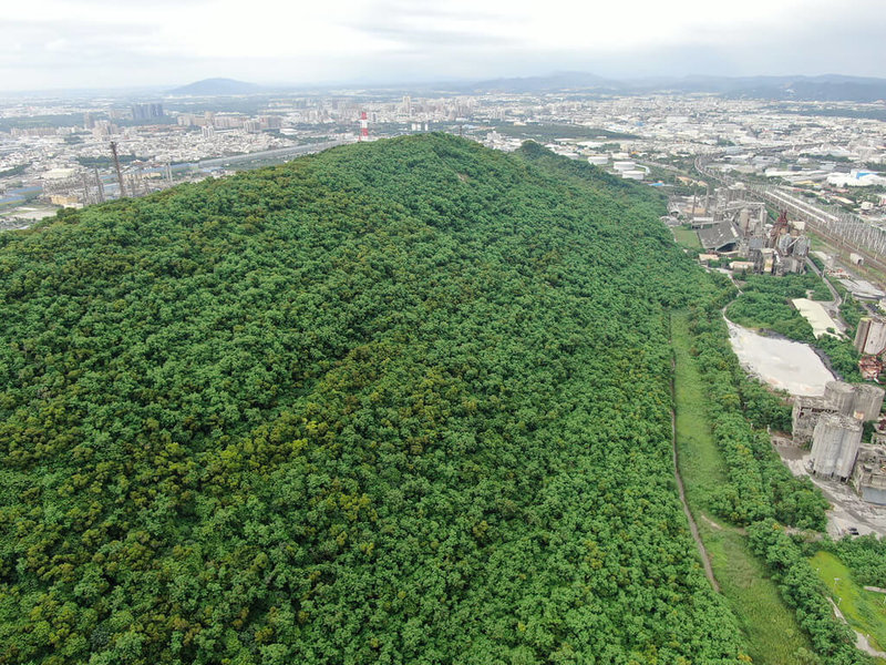 屏東林區管理處在高雄3座轄管的都會型保安林,分別為打狗山保安林(2301號)、旗後山保安林(2302號)與半屏山保安林(2304號)(圖),這3處大家都很熟悉,卻很少人知道它們是存在逾百年的保安林。(屏東林管處提供)中央社記者李卉婷傳真 111年7月12日